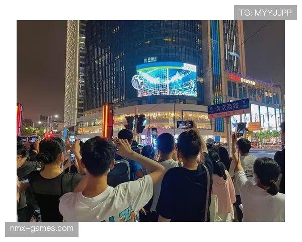 欧洲杯夜场点燃城市激情,街头足球盛宴焕发夜间活力 欧洲杯夜场点燃城市激情,街头足球盛宴焕发夜间活力